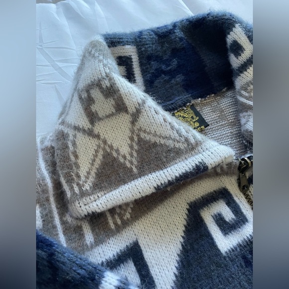 Men's Geometric Pattern Sweater - Navy and Beige - Picture 4 of 7